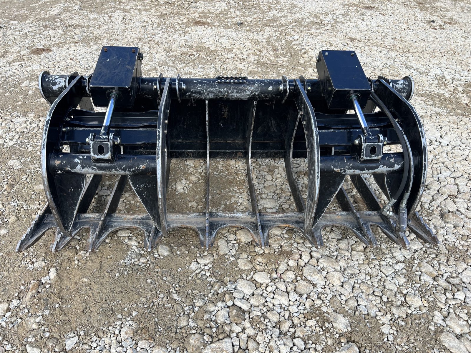 2023 80″ RG3080 Root Rake Grapple Attachment Dual Cylinder Fits Kubota Skid Steer - Image 3