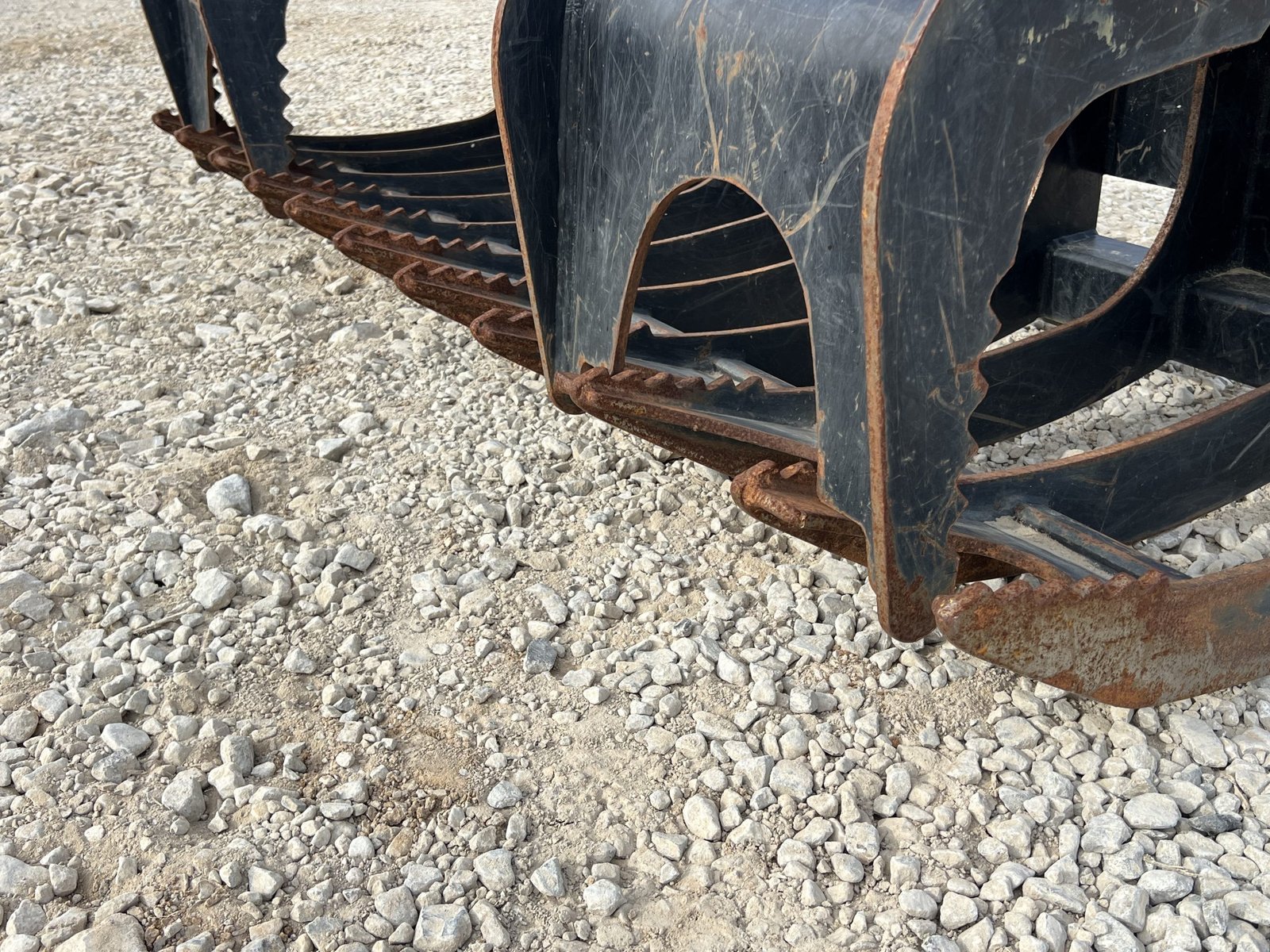 2021 CAT 84″ Industrial Root Rake Grapple Attachment Fits Skid Steer Loader - Image 9