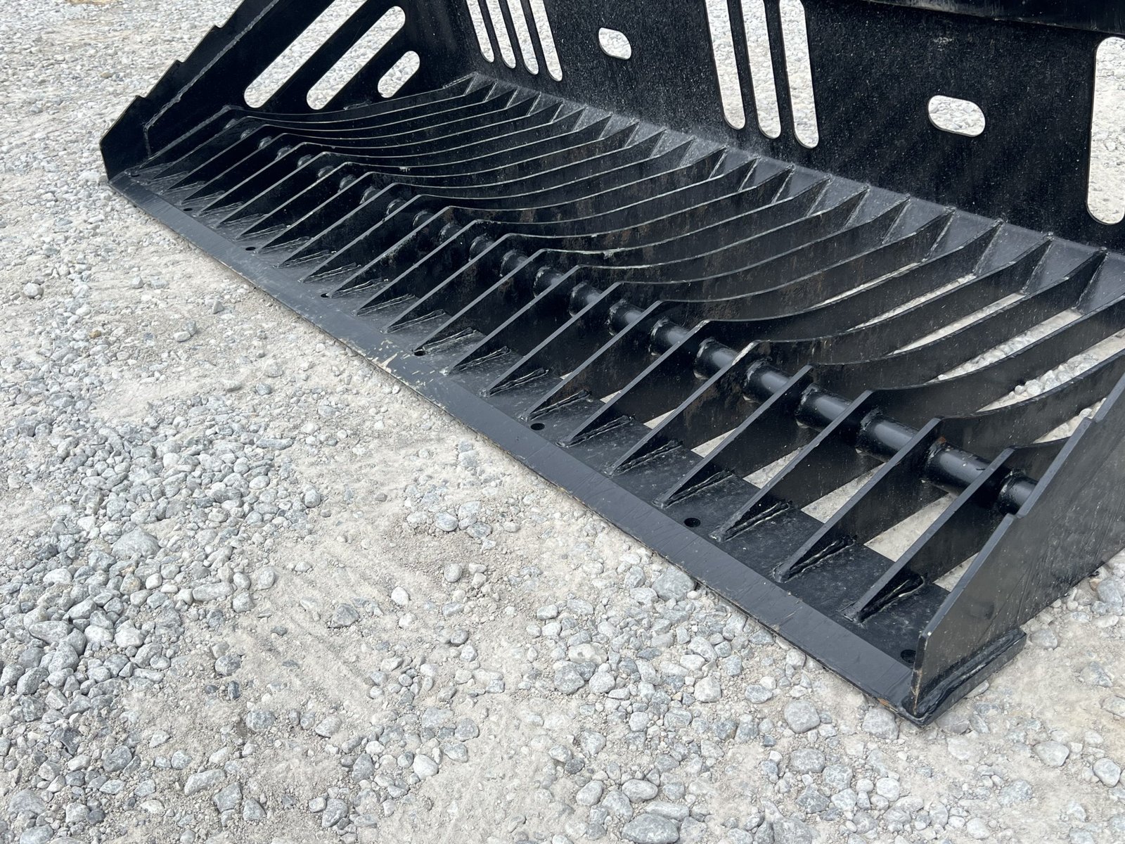 80″ Heavy Duty Skeleton Rock Bucket Attachment Fits Skid Steer Quick Attach - Image 9