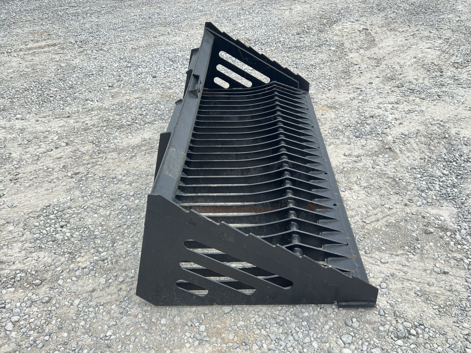 84″ Heavy Duty Skeleton Rock Bucket Attachment Fits Skid Steer Quick Attach - Image 4