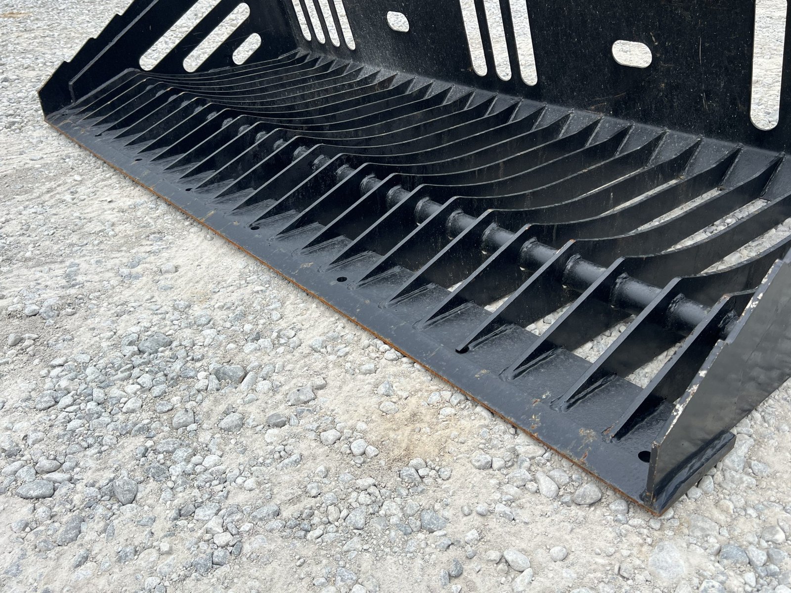 84″ Heavy Duty Skeleton Rock Bucket Attachment Fits Skid Steer Quick Attach - Image 9